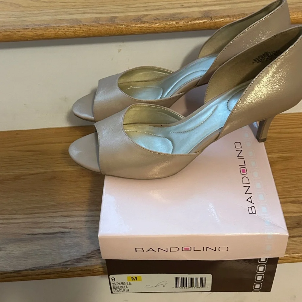 Bandolino- Gold-Tone D’Orsay Pumps. Size 9 - Picture 2 of 5